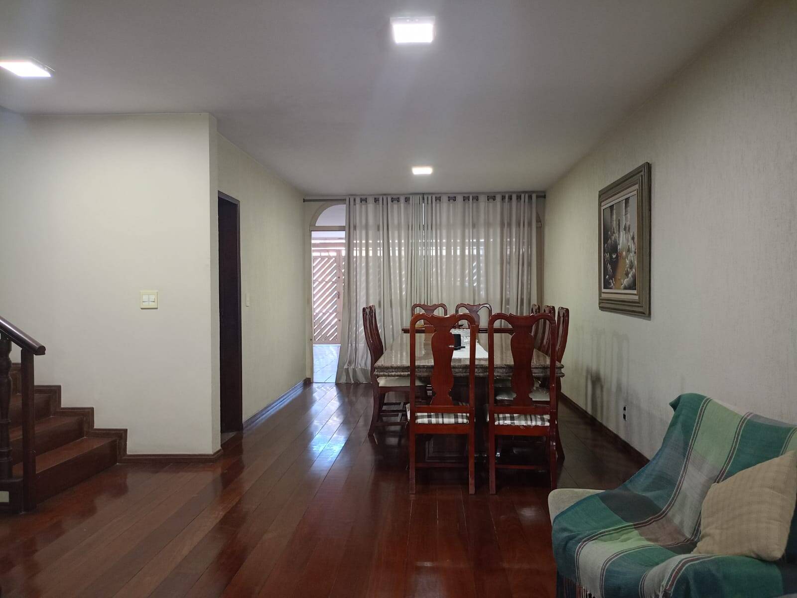 Casa à venda com 4 quartos, 254m² - Foto 1