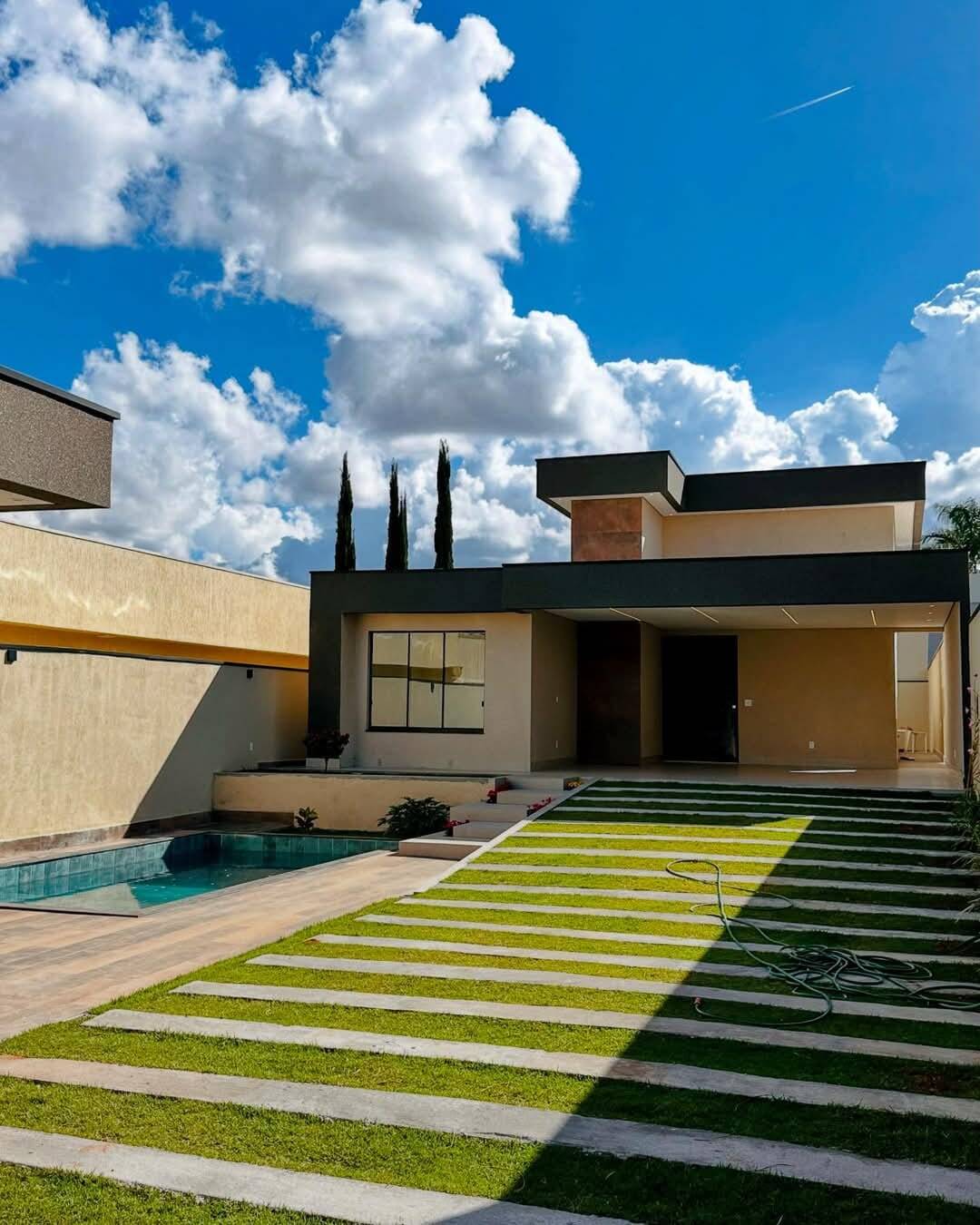 Casa de Condomínio à venda com 3 quartos, 220m² - Foto 1